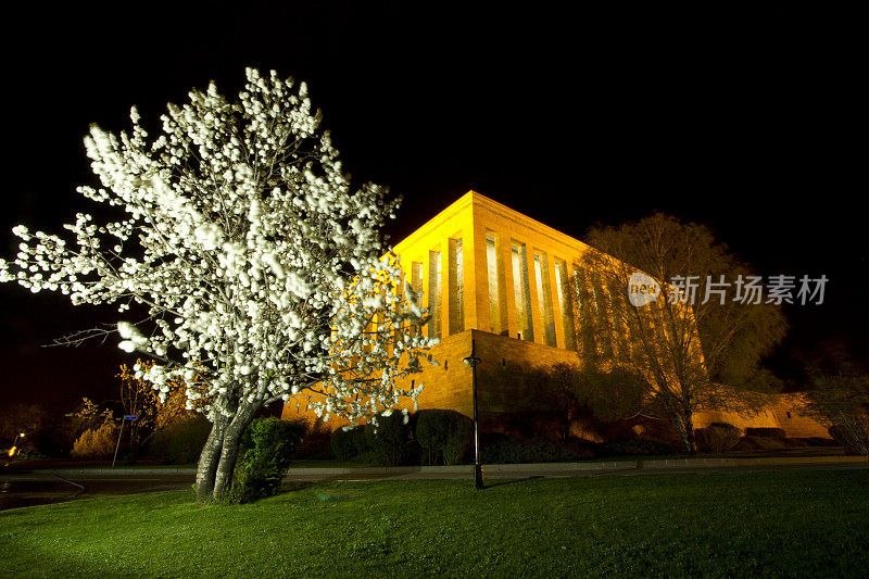 夜间的阿尼特卡比尔-阿塔图尔克陵墓