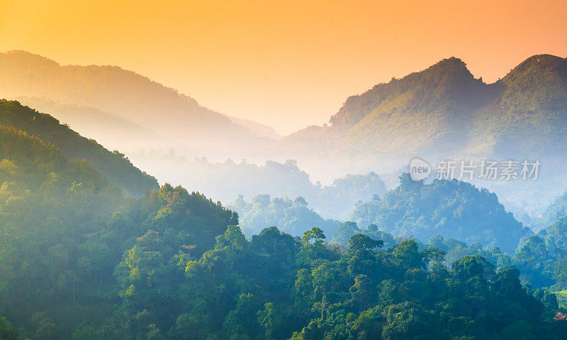 泰国北部山区的清晨日出全景