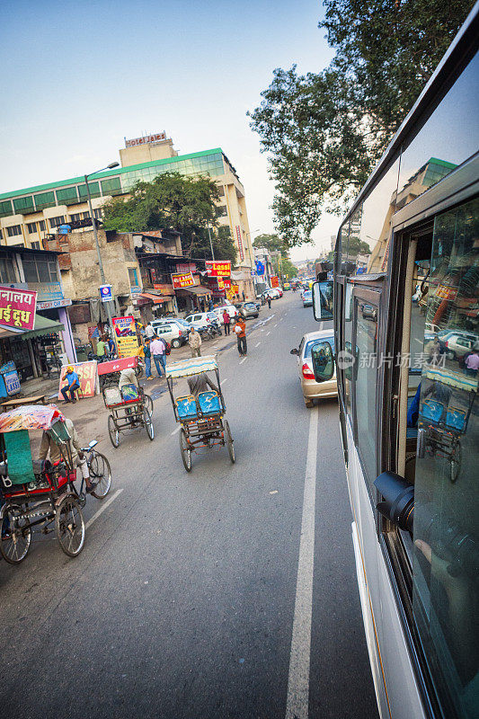 印度斋浦尔繁忙的街道。