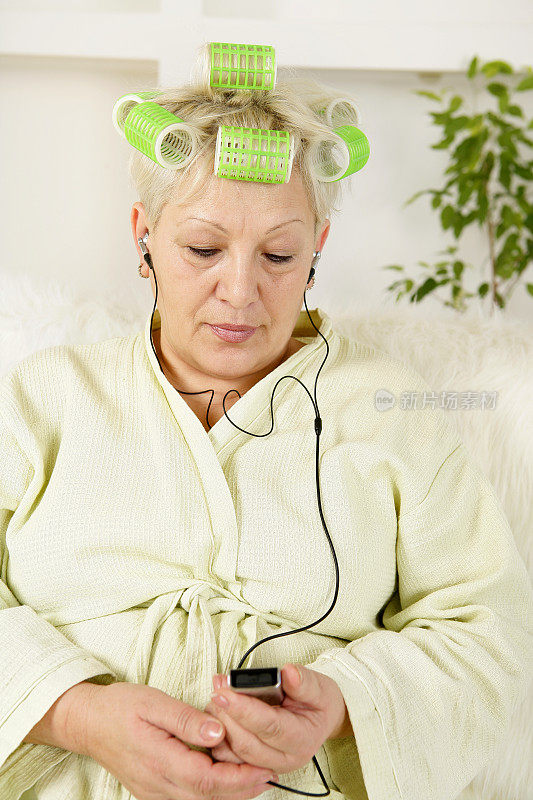 年长的女人在听音乐