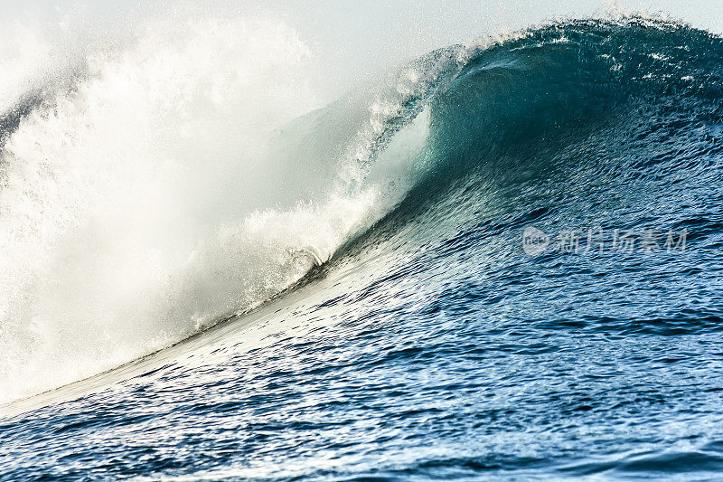 Teahupo'o海滩上巨大的管波