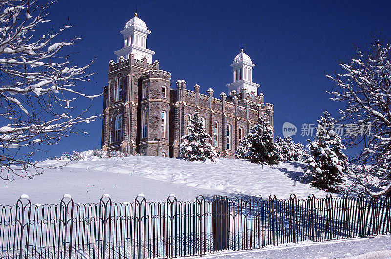 犹他州洛根市山顶上的摩门教堂冬天下大雪