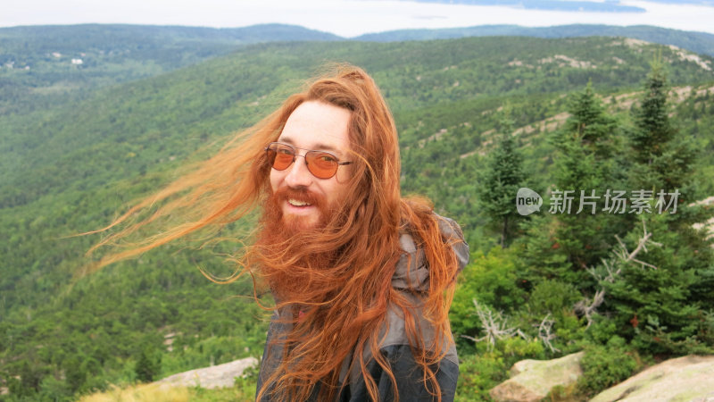 吹在风中的红发男人，凯迪拉克山，缅因州