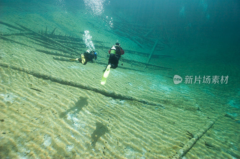 阳光明媚，清澈透明的奥地利萨梅兰格湖与潜水员