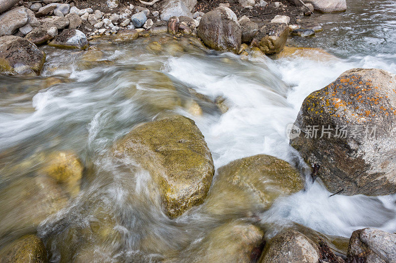 小溪中的巨石与流水