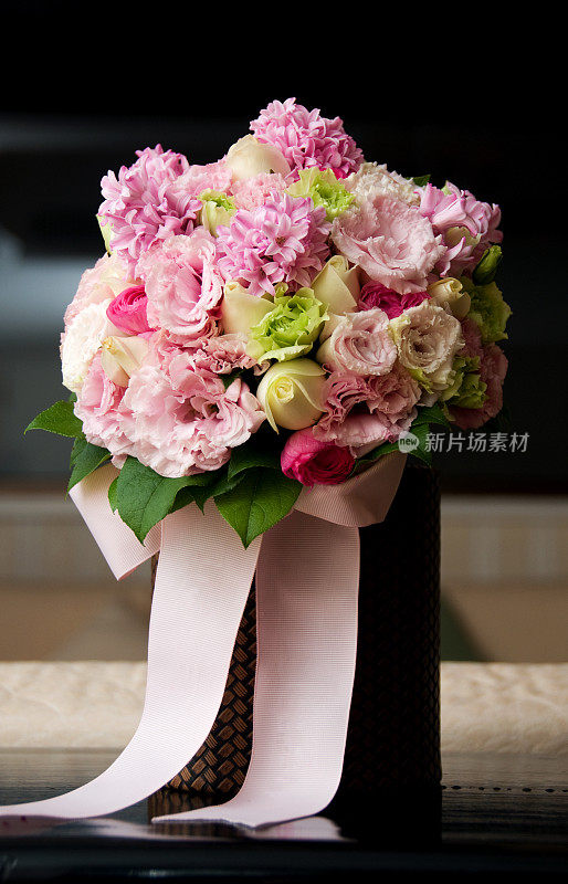 粉红色新娘花束与绣球花，玫瑰，康乃馨