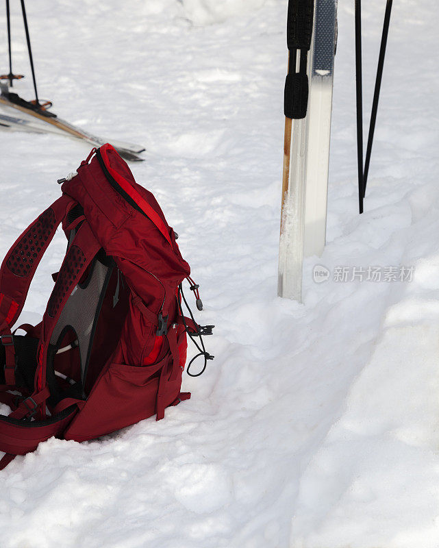 2月在结冰的湖边滑雪和背包。