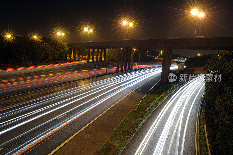 高速公路上的轻轨