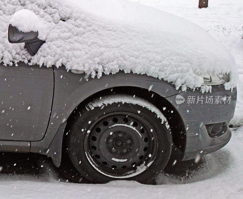 汽车轮胎在冬天的路上行驶。