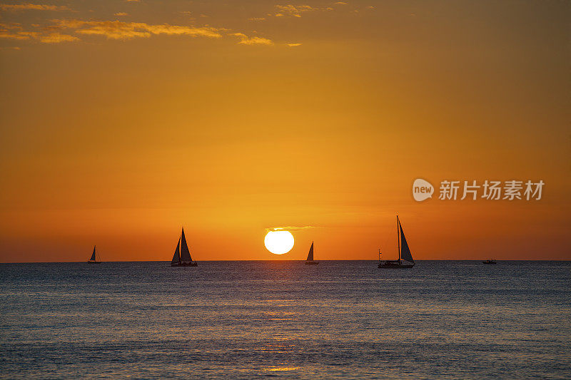 在夏威夷檀香山怀基基海滩上的日落航行