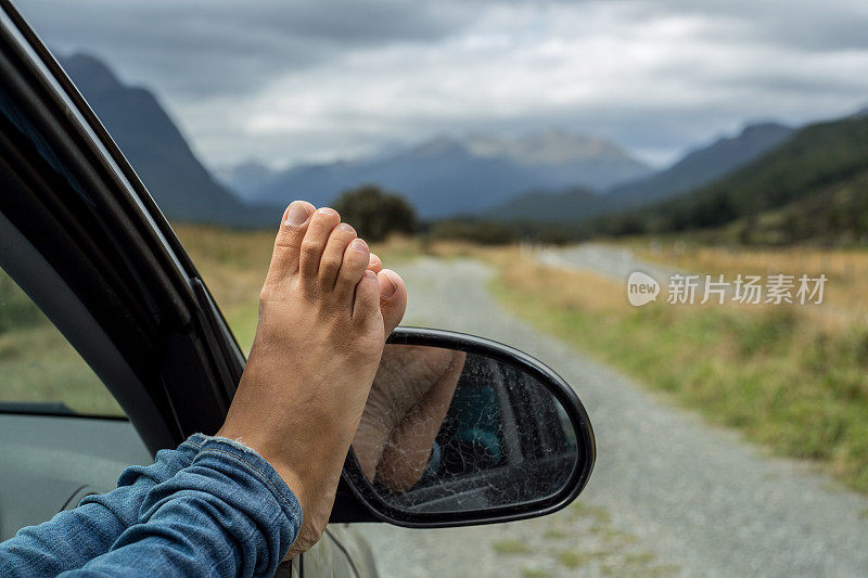 车窗外挂着个女人的脚