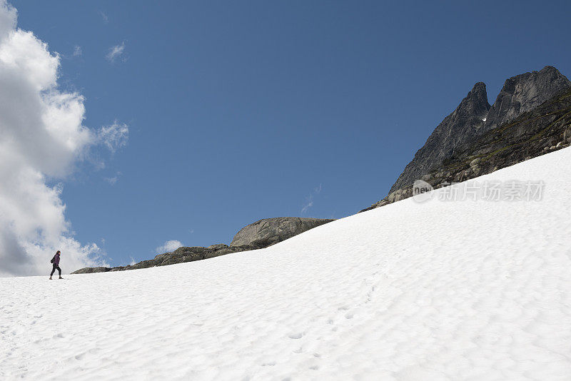 夏天，女性徒步旅行者在约顿海门山脉的冰川上