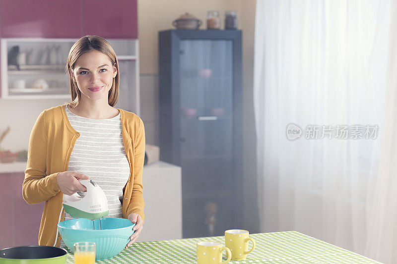 年轻女子使用搅拌器