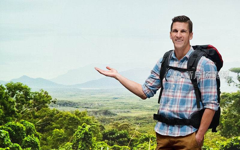 微笑的徒步旅行者呈现在户外的山