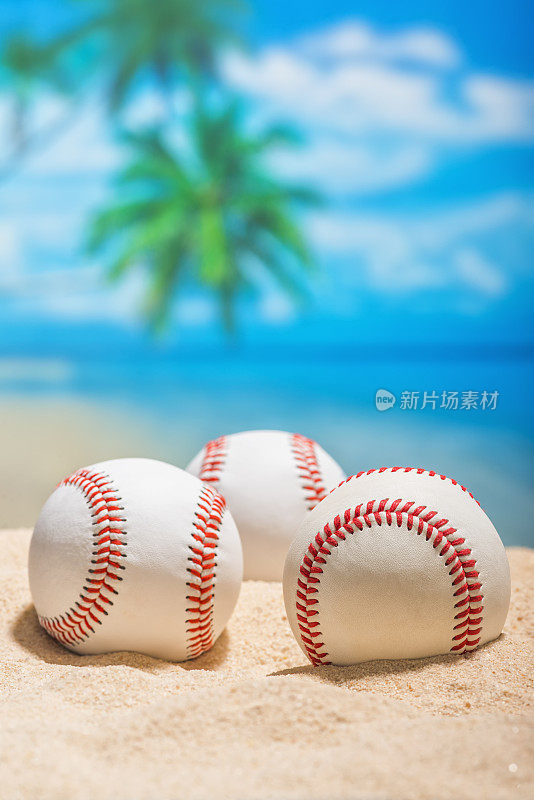 三个棒球在沙滩上为春季训练葡萄柚联盟
