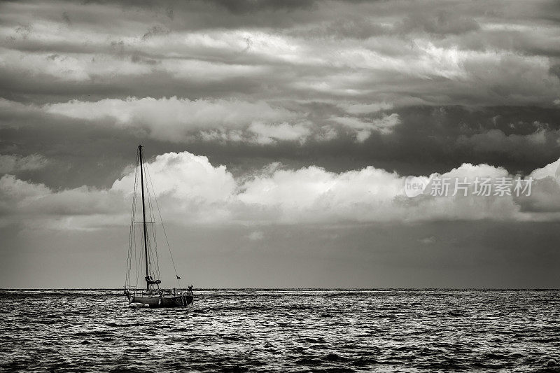 海，船和天空景观