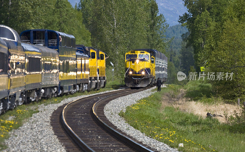 两列火车经过阿拉斯加荒野