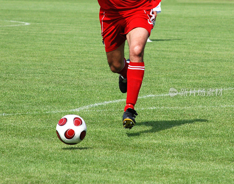 足球运动员追着球跑