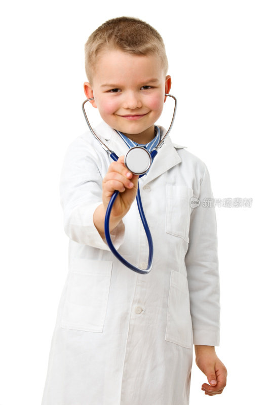 小男孩像医生一样穿着围裙