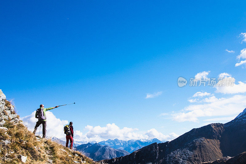 徒步旅行者在山里徒步旅行