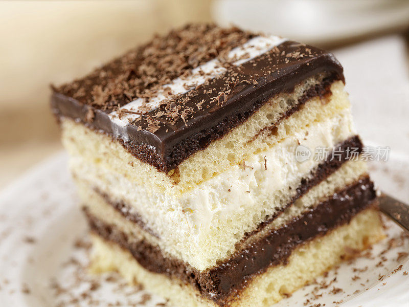 三层巧克力缎蛋糕