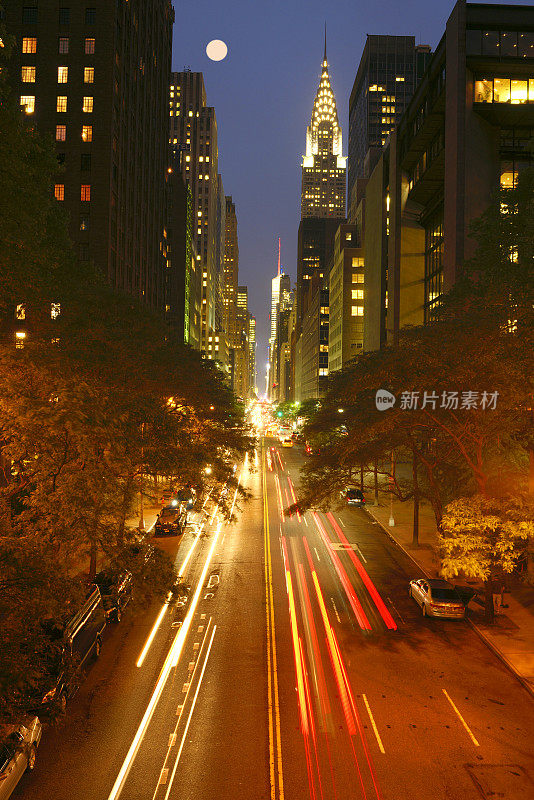 月光下的纽约42街和克莱斯勒大厦。