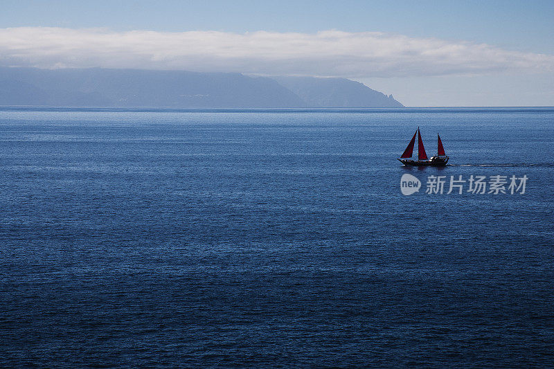 加那利岛的戈梅拉和大西洋上的红帆小船