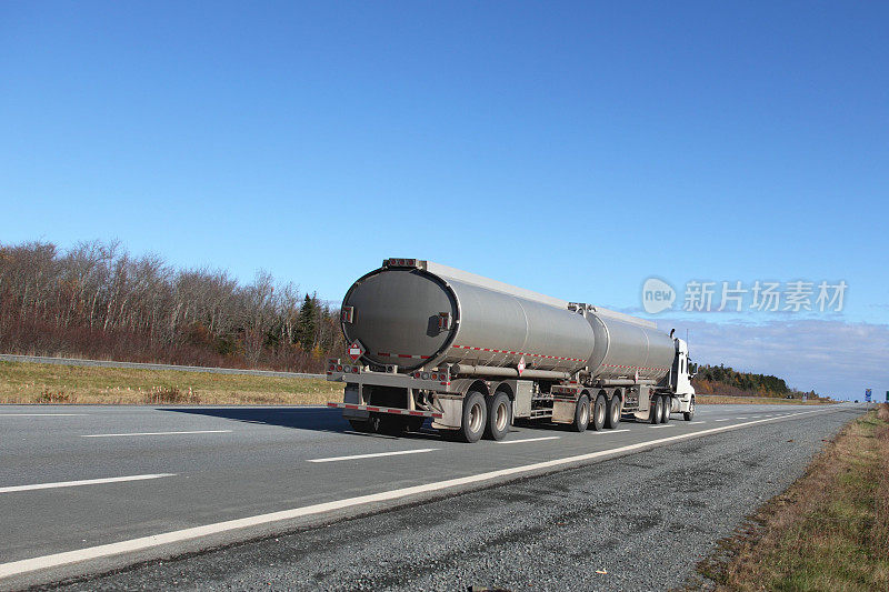 公路上的油罐车。