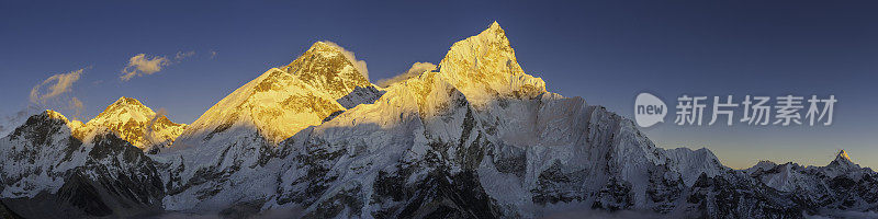 珠穆朗玛峰金色日落喜马拉雅山顶全景尼泊尔昆布