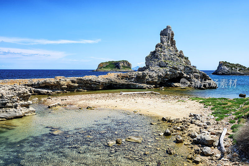 海滩和岩石露头，皮亚诺萨岛海岸，意大利