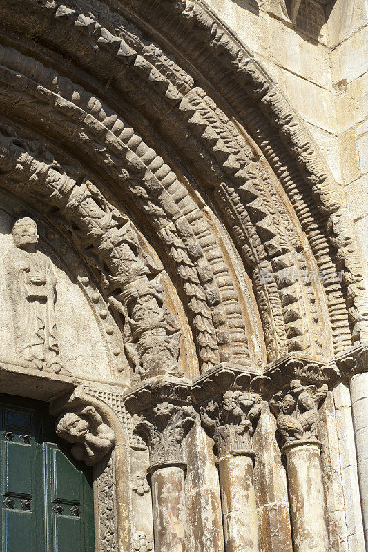 罗马式教堂的入口