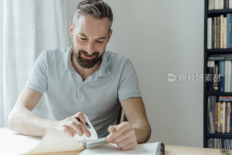 胡子男人在桌子上计算