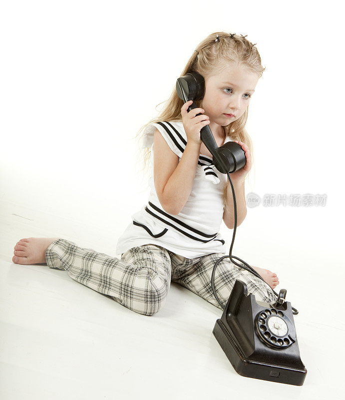 专横的小女孩在打电话。