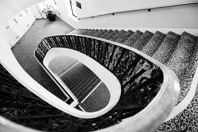 旧的螺旋楼梯,芝加哥。黑色和白色
