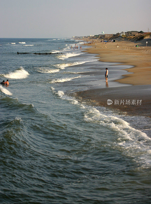 日落时的海滩和冲浪