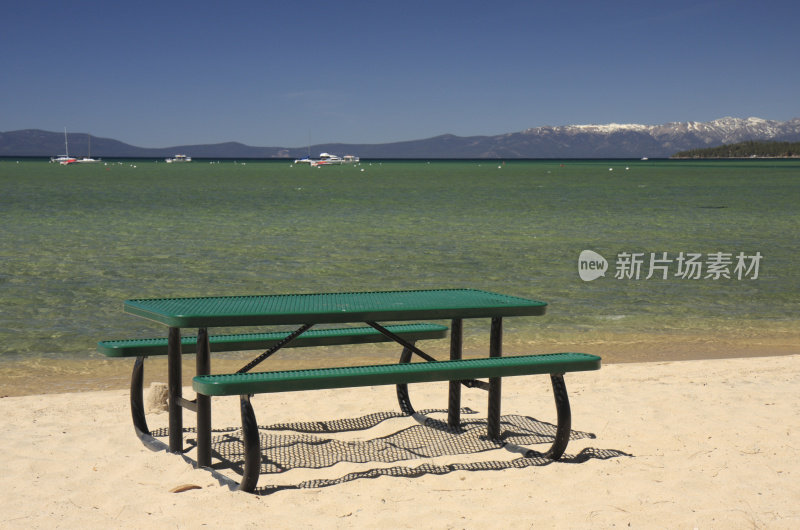 太浩湖海滩上的野餐桌