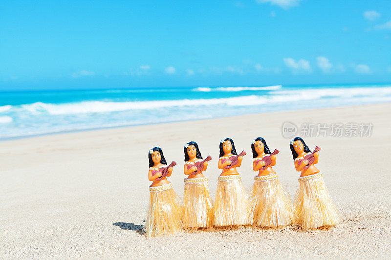 夏威夷草裙舞舞者在海滩上跳舞