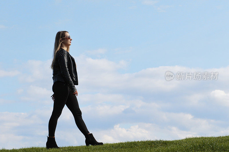 身材匀称的女人在室外的天空中行走