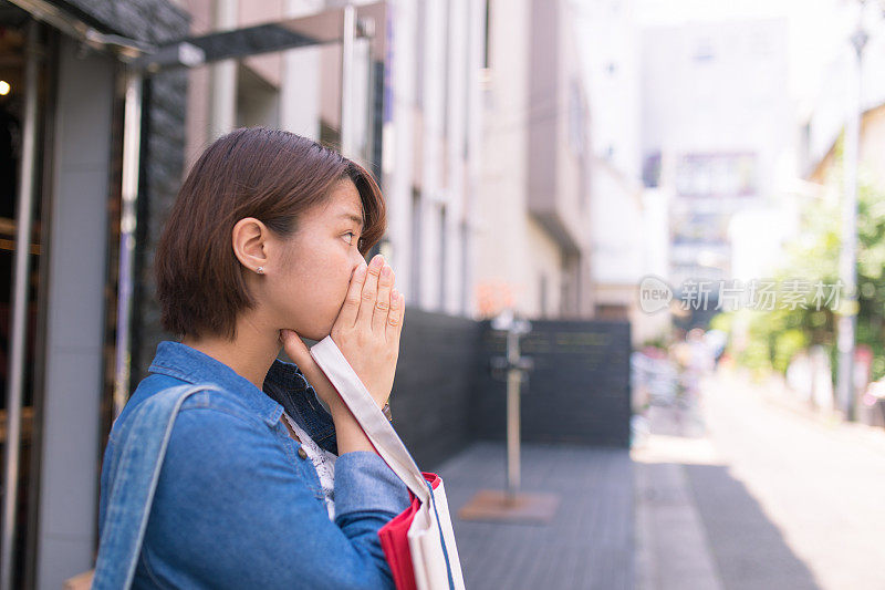 年轻女子在街上等人