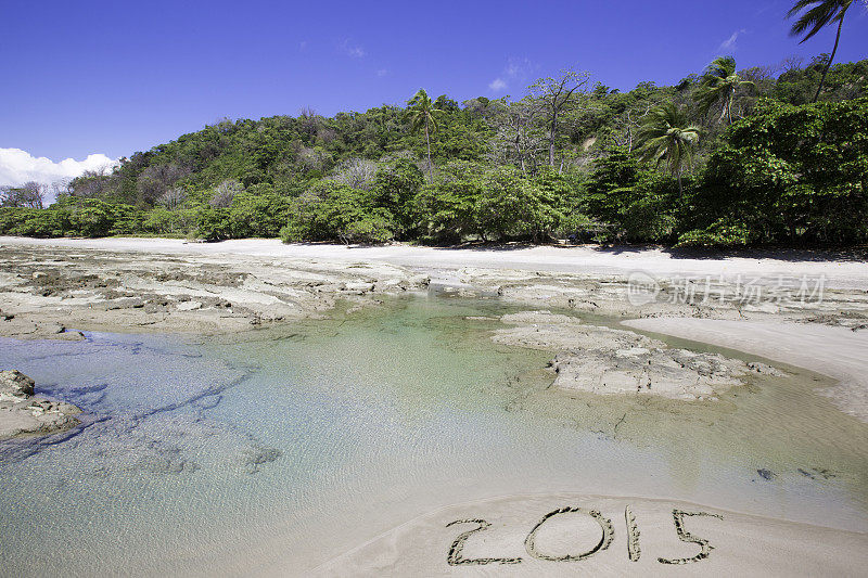 2015年书写了一个热带岛屿的沙滩