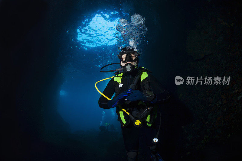 戴水肺的潜水员