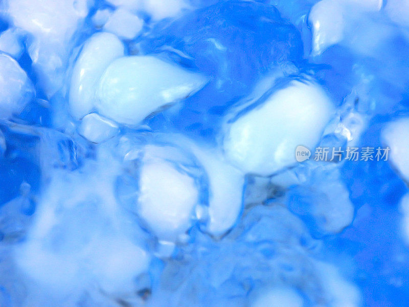 蓝色海水中冒着烟的气泡-水下的干冰