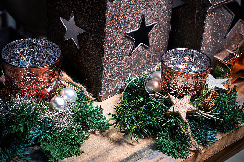 圣诞装饰，复古风格:松树环绕着金星和烛台