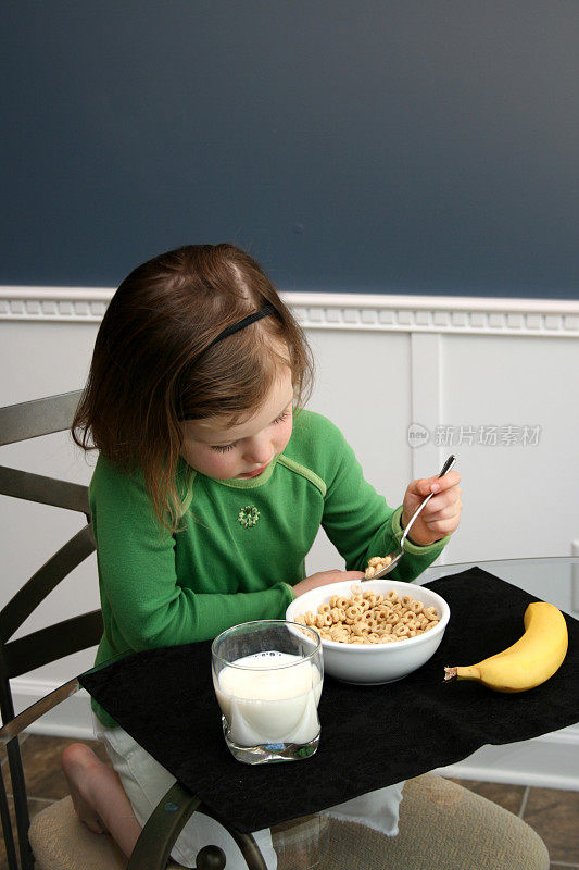 孩子吃早餐