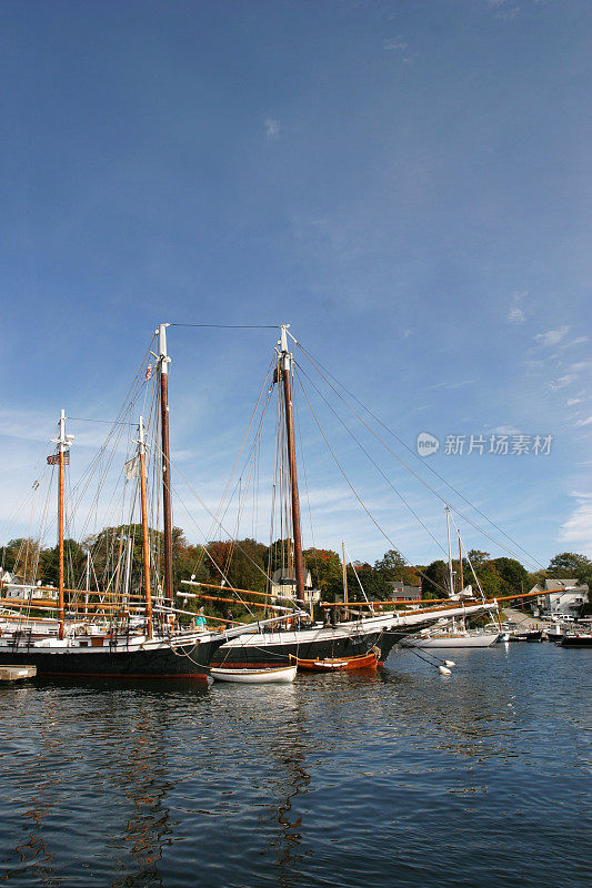 卡姆登港口的帆船