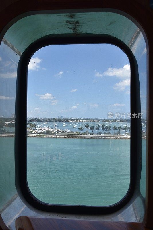 看着窗外的巴哈马群岛