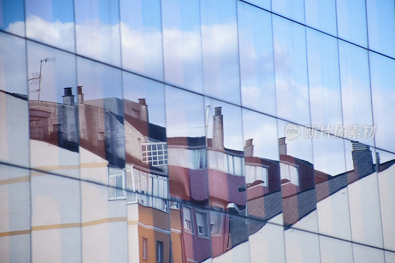 建筑和天空反射在玻璃立面上