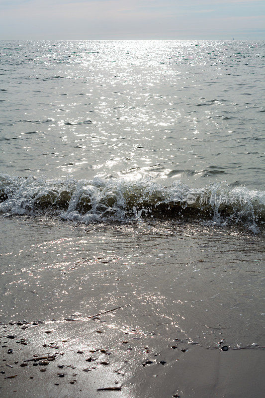 黄昏时平静的海浪