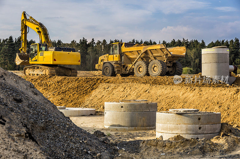 波兰S3公路建设中的挖掘机和自卸卡车