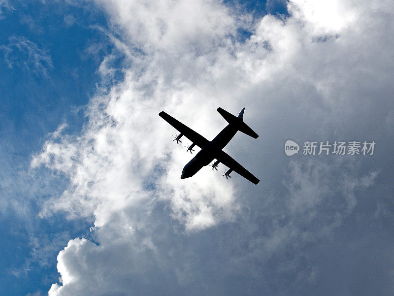 螺旋桨飞机在多云的天空中出现